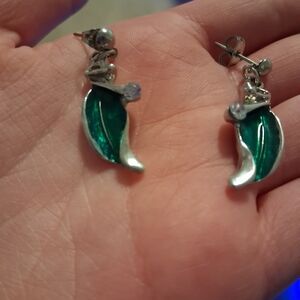 NWOT Fashion Jewlery Elegant Green and Silver Leaf Earrings OS (NICKEL FREE)